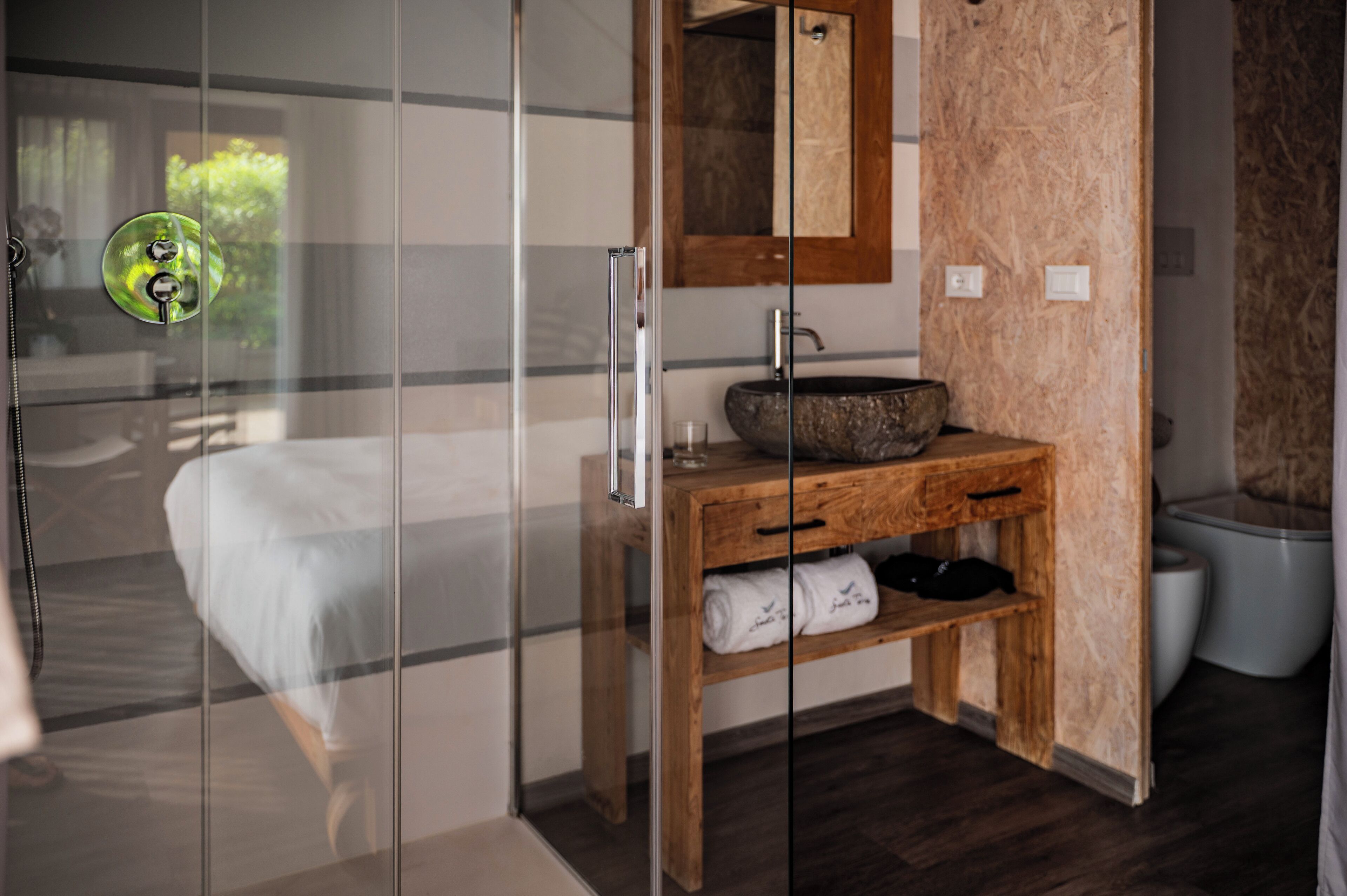 1 bedroom, premium bedding, down comforters, pillowtop beds