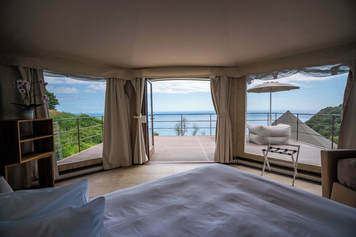 1 Schlafzimmer, hochwertige Bettwaren, Daunenbettdecken