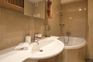 Design Studio Suite | Bathroom | Bathtub, free toiletries, hair dryer, towels - Luxurious Apartment near Prague Castle (Prague)