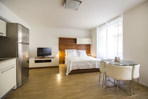 Design Studio Suite | Desk, blackout drapes, iron/ironing board, free WiFi