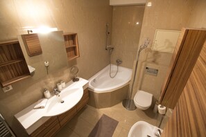 Design Studio Suite | Bathroom | Bathtub, free toiletries, hair dryer, towels