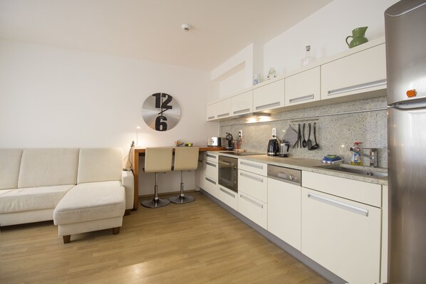 Design Studio Suite | Private kitchen | Fridge, oven, stovetop, dishwasher