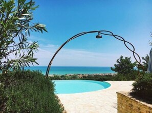 Piscine extérieure, parasols de plage, chaises longues