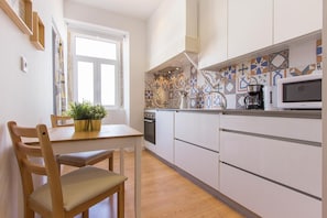 Refrigerador con freezer, microondas, horno, placa de cocina