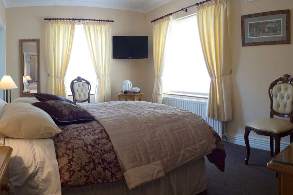 Deluxe-Doppelzimmer, 1 Queen-Bett, Bergblick | Schreibtisch, Bügeleisen/Bügelbrett, kostenloses WLAN, Bettwäsche