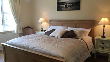 Habitación de lujo, 1 cama King size | Escritorio, tabla de planchar con plancha, wifi gratis y ropa de cama