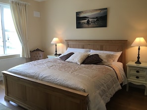 Luxury-Zimmer, 1 King-Bett | Schreibtisch, Bügeleisen/Bügelbrett, kostenloses WLAN, Bettwäsche