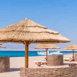 Na praia, serviço de traslado de/para a praia grátis, espreguiçadeiras