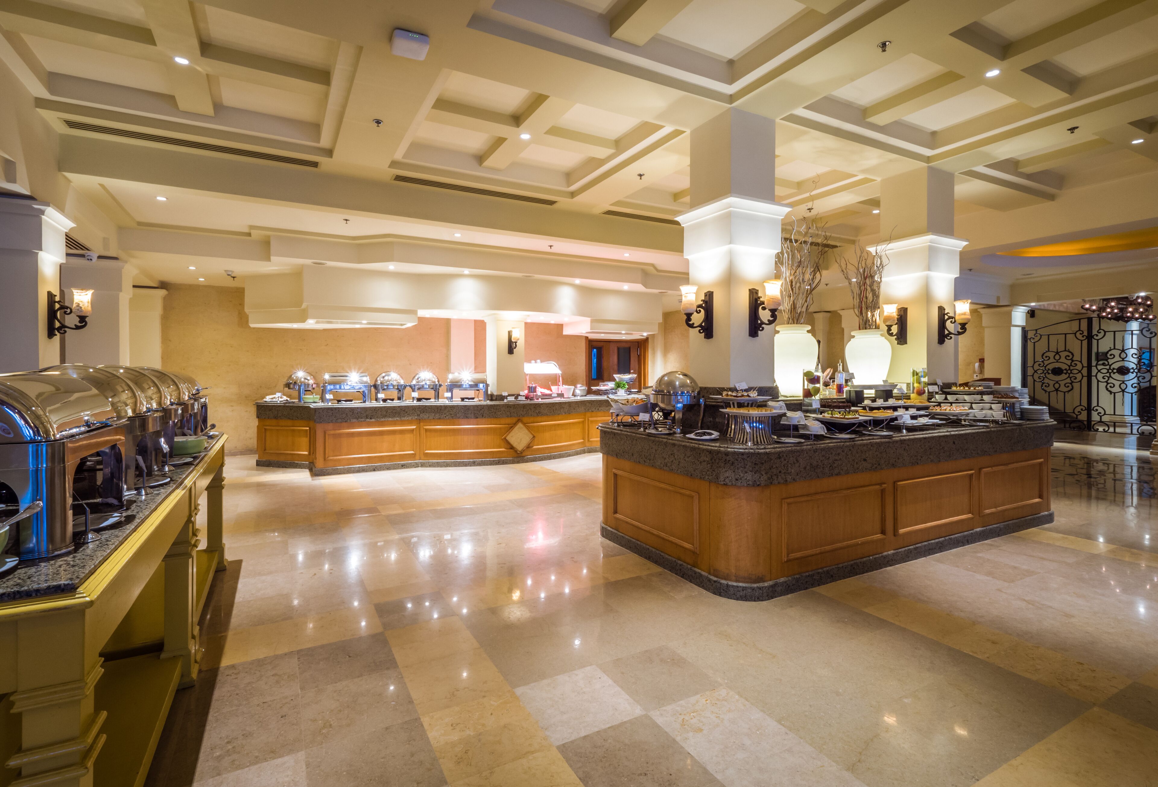 3 restaurants, breakfast served