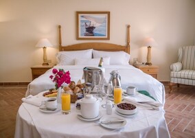 Ropa de cama de alta calidad, colchones Select Comfort y minibar