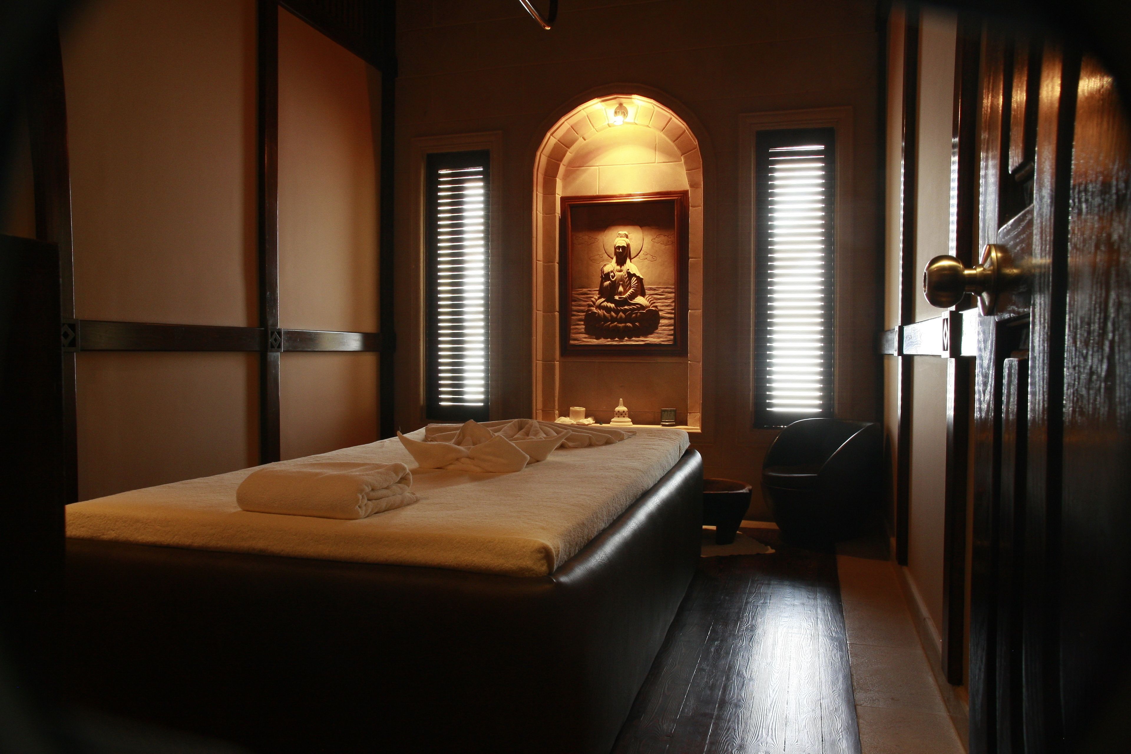 body treatments, hydrotherapy, aromatherapy, hot stone massages