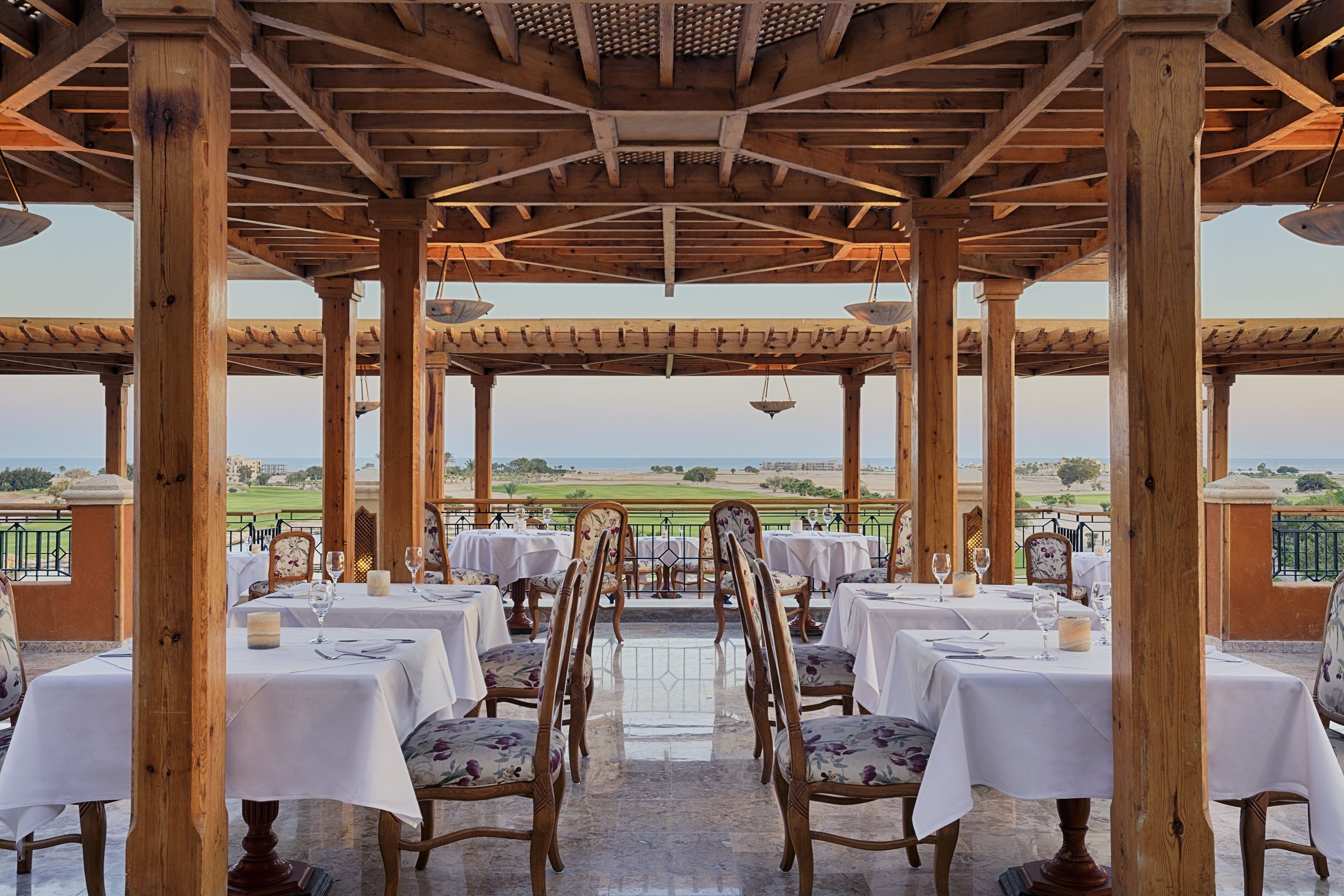 بوفيه فطور مجانًا يوميًا