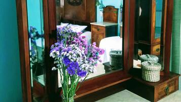 Minibar, decoració individual, mobiliari individual i escriptori