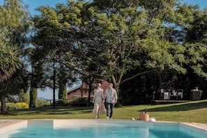 Piscine extérieure, accÚs possible de 8 h 30 à 20 h, chaises longues