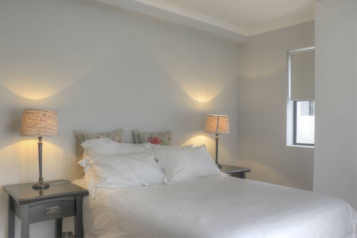 5 bedrooms, iron/ironing board, free WiFi, bed sheets