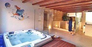 Sauna, banyera d'hidromassatge, bany turc i tractaments corporals 