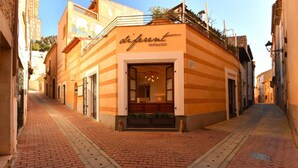 Un restaurant anomenat 'diferent' amb un carrer pavimentat de maons al davant.