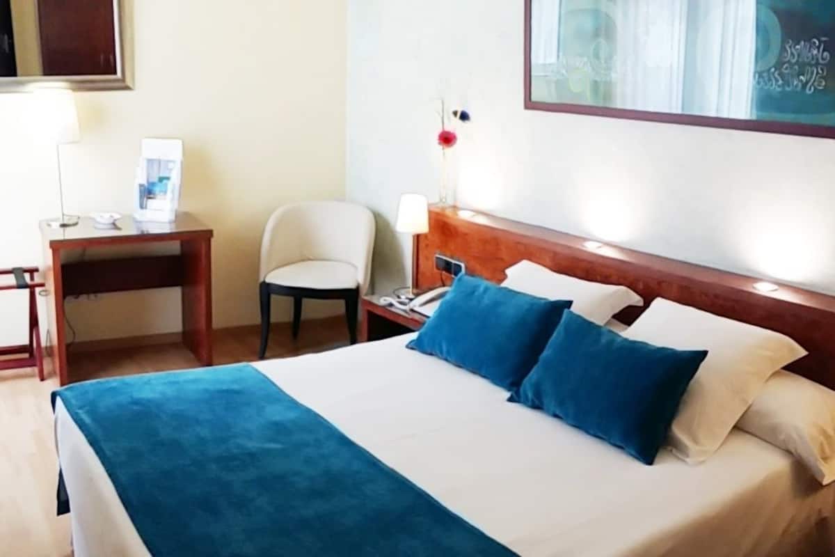 double or twin room | in-room safe, desk, free wifi, bed sheets