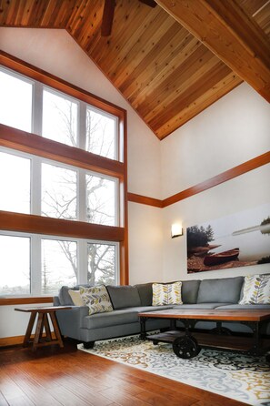 Familien-Stadtwohnung, 2 Schlafzimmer, Seeblick, auf dem Wassser | Wohnzimmer | Flachbildfernseher, Kamin