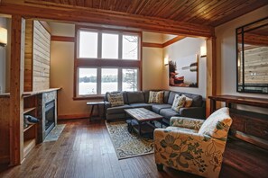 Familien-Stadtwohnung, 2 Schlafzimmer, Seeblick, auf dem Wassser | Wohnzimmer | Flachbildfernseher, Kamin