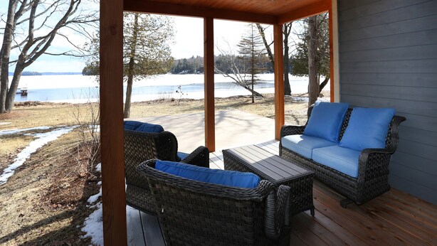 Terrace/patio - Lakefront Cottage with Stunning Lakeview (Muskoka Lakes)