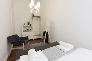 Apartment, 3 Schlafzimmer, Terrasse | Wohnbereich | Flachbildfernseher