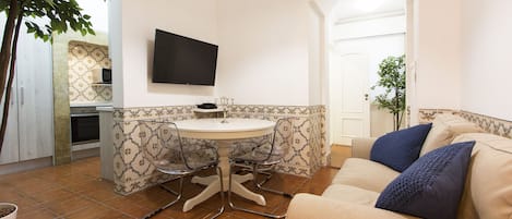 Apartamento, 3 quartos, terraço | Sala de estar | TV de tela plana