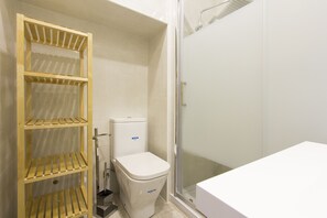Apartment, 3 Bedrooms, Terrace | Bathroom | Shower, hair dryer, towels - Downtown Classic by Homing (Lisbon)