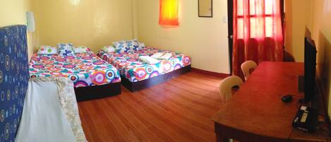 Kahden hengen perushuone, 2 parisänkyä | Ilmainen Wi-Fi, vuodevaatteet