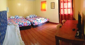 Habitación básica doble, 2 camas dobles | Wifi gratis y ropa de cama