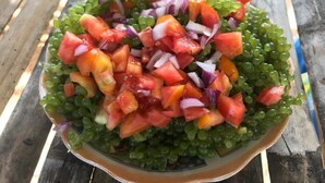 Ensalada de guisantes verdes con tomates y cebollas rojas picadas.