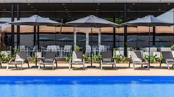 Outdoor pool, free pool cabanas, pool umbrellas