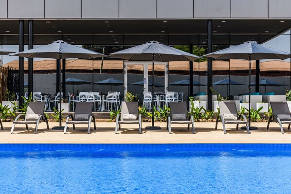 Alberca al aire libre y camas balinesas gratuitas 