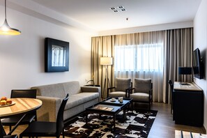 Suite Grand | Área de sala de estar | Netflix y reproductor de DVD 