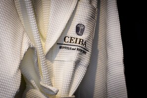 En närbild på en vit handduk med texten ”CEIRA HOTELS and RESORTS” och en logotyp.