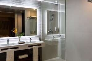 Grand suite | Badkamer | Een douche, een regendouche, gratis toiletartikelen, een haardroger