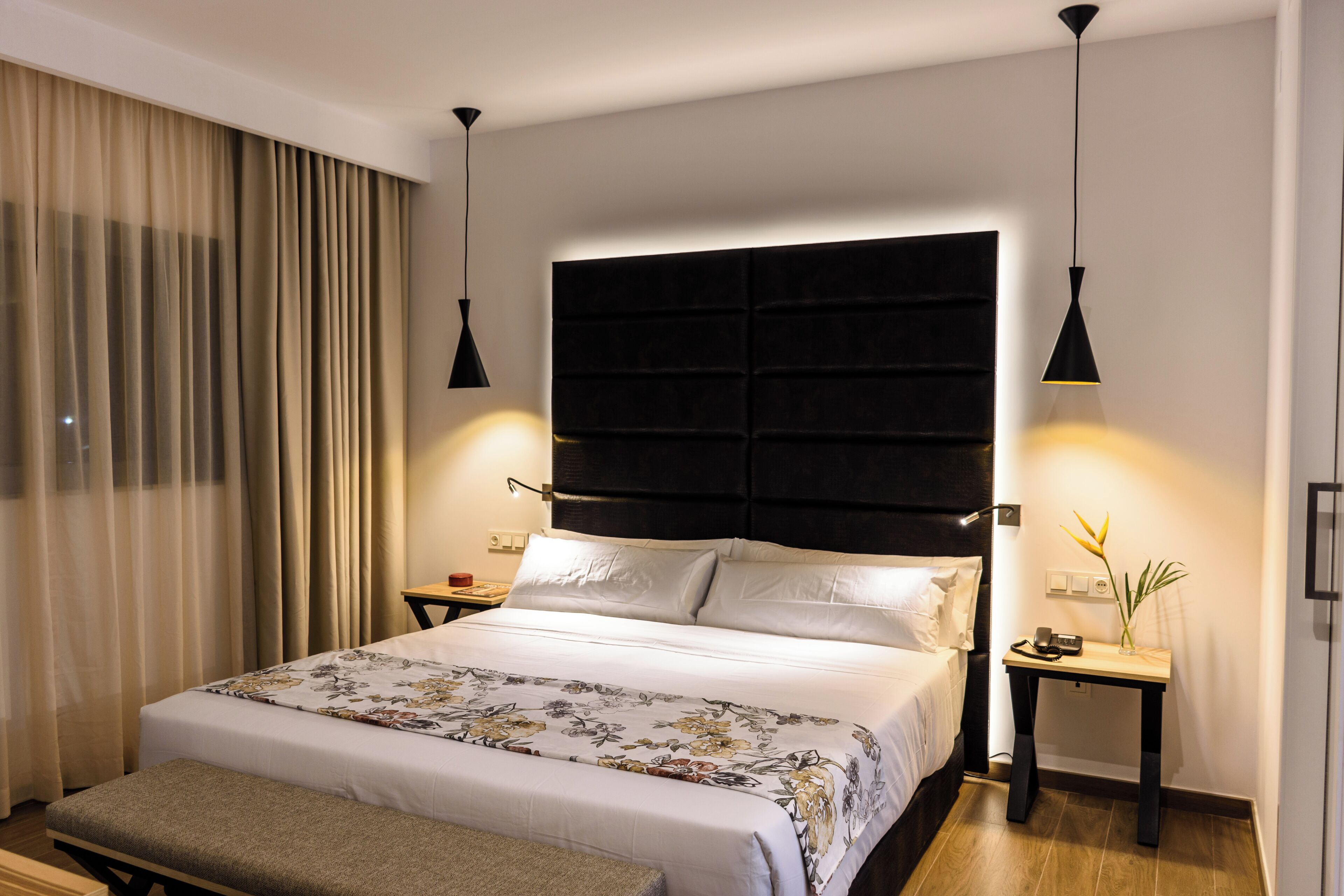 Luxe beddengoed, pillowtop-bedden, een minibar, een kluis op de kamer