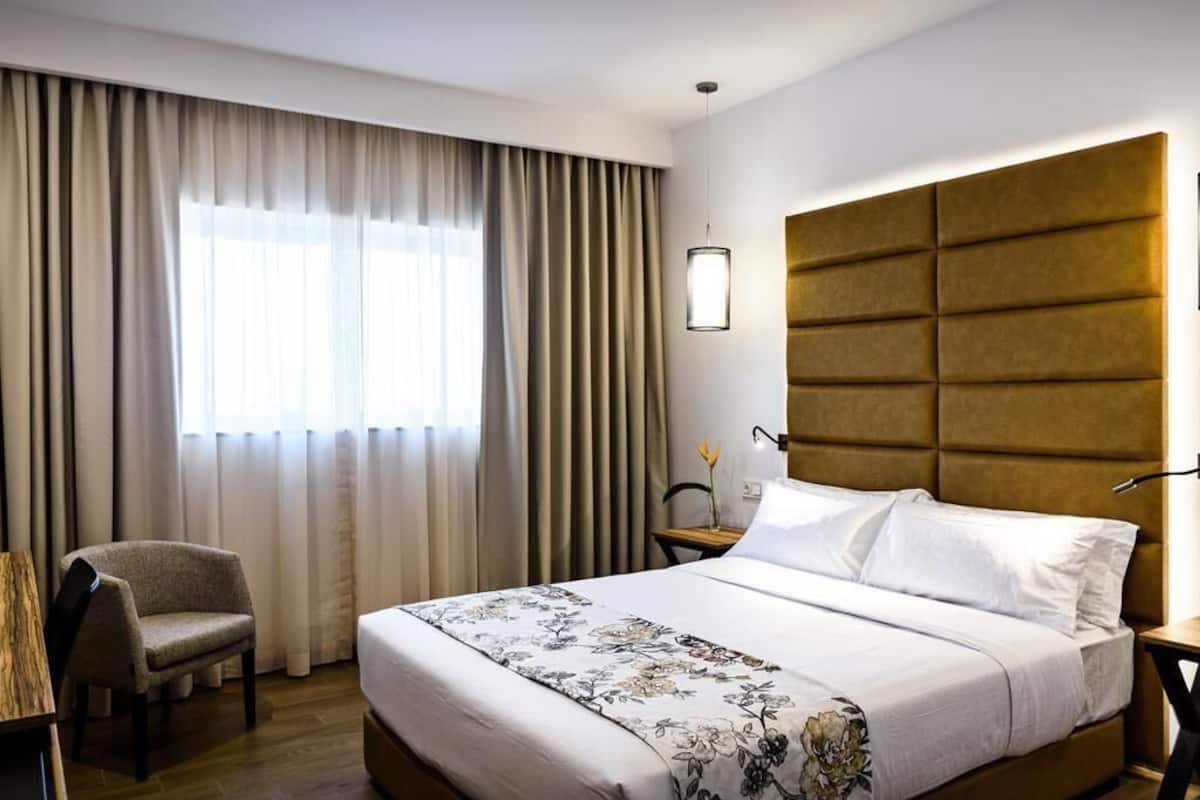 Ropa de cama de alta calidad, camas con pillow-top y minibar