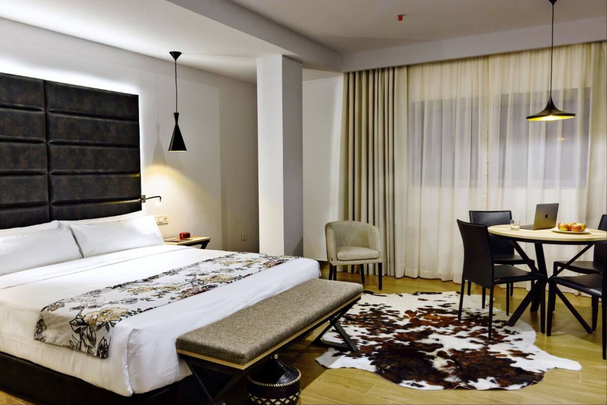 Suite junior | Ropa de cama de alta calidad, colchones con acolchado adicional, minibar
