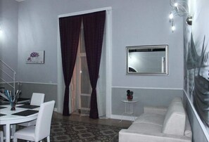Duplex supérieur, balcon | Aire de séjour | Téléviseur à écran plat