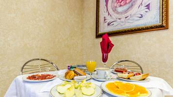 Petit déjeuner continental (8.50 EUR par personne)