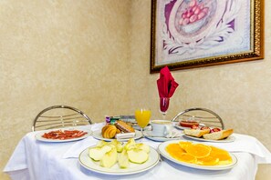 بوفيه فطور مجانًا يوم يًا