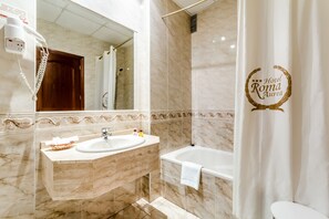 Bathtub, free toiletries, hair dryer - Roma Aurea (Talavera de la Reina)