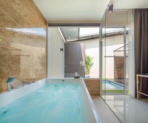 Bathtub dan shower terpisah dan pancuran hujan