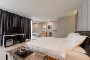 Deluxe Type B | Minibar, meja kerja, tirai kedap cahaya, dan kedap suara