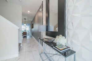 ファミリー ハウス 4 ベッドルーム | 高級寝具、客室ごとに異なる装飾、客室ごとに異なるインテリア、アイロン / アイロン台