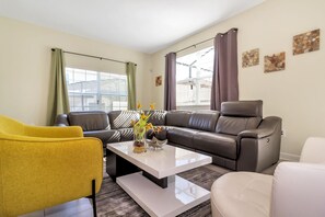 Casa familiar, 5 dormitoris | Sala d'estar | Televisor de pantalla plana de 32 polzades amb canals per cable 