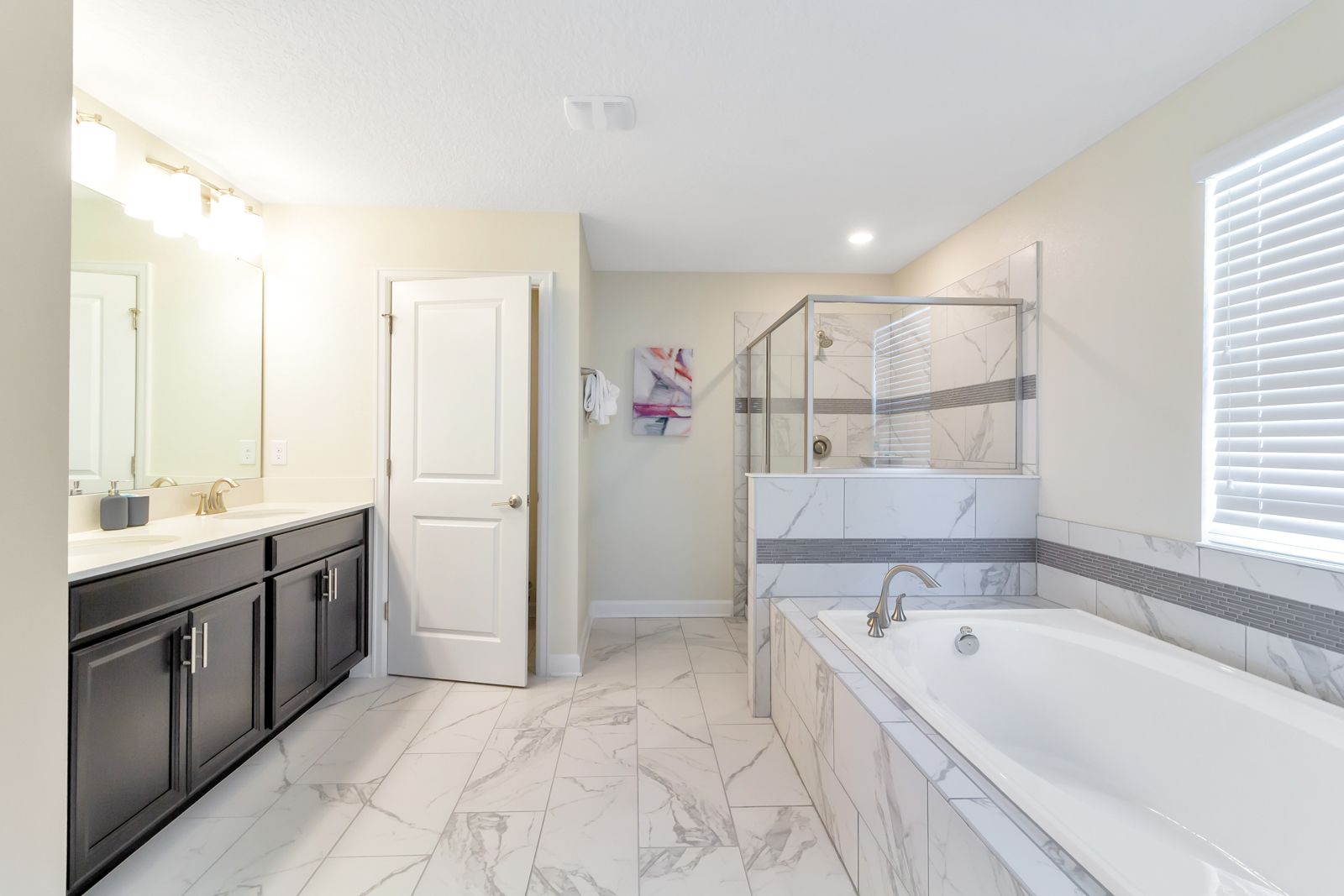 family house, 6 bedrooms | bathroom | combined shower/bathtub, free toiletries, hair dryer, towels