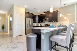 ファミリー ハウス | 専用キッチン | 大型冷蔵庫、電子レンジ、オーブン、コンロ