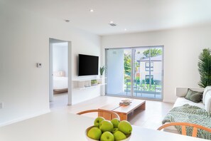 Deluxe One Bedroom King | Dining room